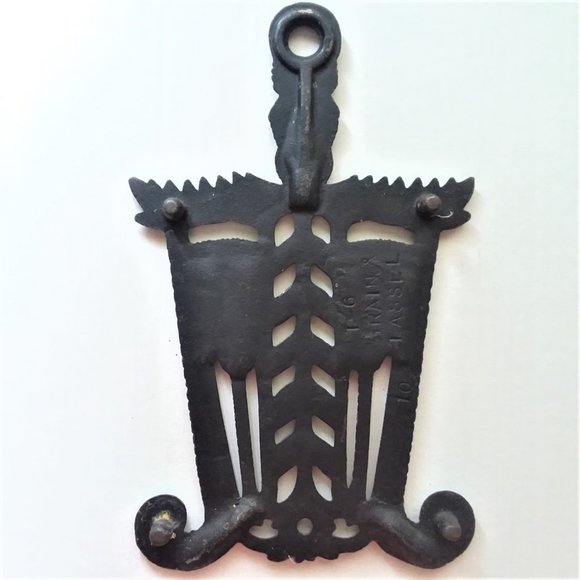 Trivet Cast Iron Tassel & Grain Vintage T-6 10 Footed Wall Deco Broom Scroll - Picture 2 of 4